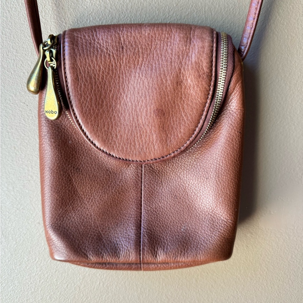 Adorable HOBO Fern cross body brown leather bag